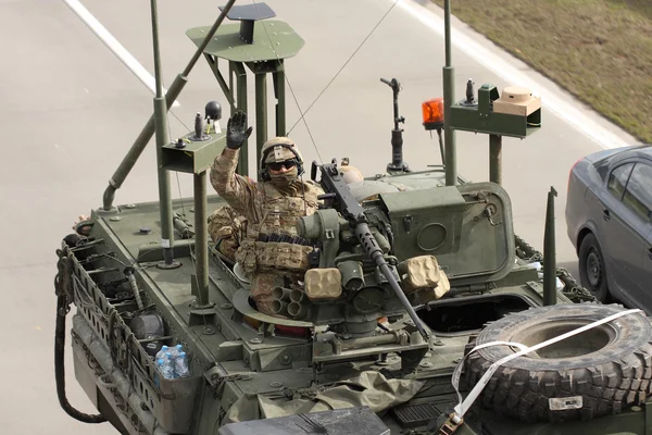 BRNO,CZECH REPUBLIC-MARCH 30,2015: Dragoon Ride -US army convoy drives on March 30,2015  through Brno , returns from the Baltic countries to a German base, enters the territory of the Czech Republic. — Stock Photo, Image