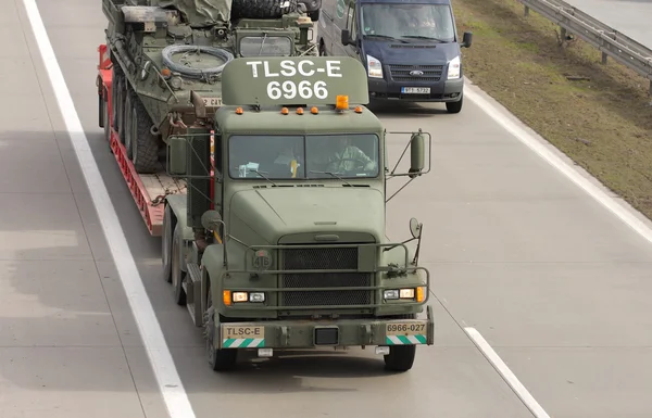 BRNO, REPÚBLICA CHECA-MARZO 30,2015: Dragoon Ride-US convoy del ejército impulsa el 30 de marzo 2015 a través de Brno, regresa de los países bálticos a una base alemana, entra en el territorio de la República Checa . — Foto de Stock