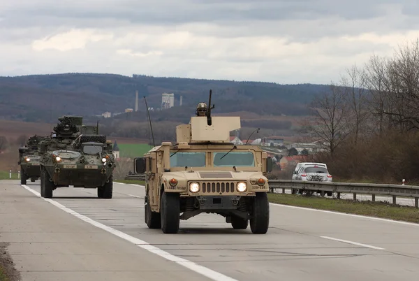 BRNO, RÉPUBLIQUE TCHÈQUE-30 MARS 2015 : Dragoon Ride - Le convoi de l'armée américaine traverse Brno le 30 mars 2015, revient des pays baltes vers une base allemande, pénètre sur le territoire de la République tchèque . — Photo