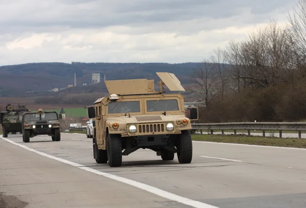 BRNO, REPÚBLICA CHECA-MARZO 30,2015: Dragoon Ride-US convoy del ejército impulsa el 30 de marzo 2015 a través de Brno, regresa de los países bálticos a una base alemana, entra en el territorio de la República Checa . — Foto de Stock