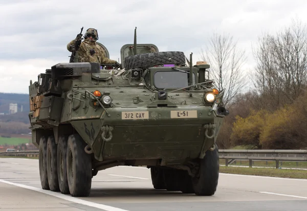 BRNO, REPÚBLICA CHECA-MARZO 30,2015: Dragoon Ride-US convoy del ejército impulsa el 30 de marzo 2015 a través de Brno, regresa de los países bálticos a una base alemana, entra en el territorio de la República Checa . —  Fotos de Stock