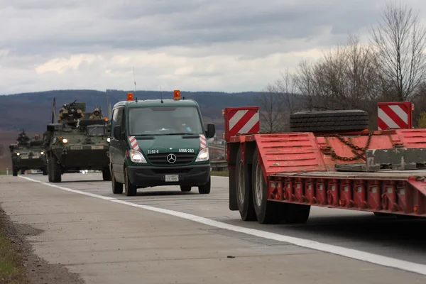 Brno, Çek Cumhuriyeti-Mart 30,2015: Dragoon Ride-bize ordu konvoyu sürücülerde 30,2015 ile Brno Mart, Baltık ülkelerinden bir Alman tabanına döndürür, Çek Cumhuriyeti topraklarının girer. — Stok fotoğraf