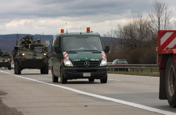 BRNO, REPUBBLICA CECA-30 MARZO 2015: il convoglio dell'esercito Dragoon Ride-US parte il 30 marzo 2015 attraverso Brno, ritorna dai paesi baltici in una base tedesca, entra nel territorio della Repubblica Ceca . — Foto Stock