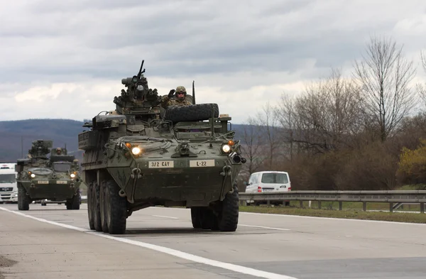 BRNO, REPÚBLICA CHECA-MARZO 30,2015: Dragoon Ride-US convoy del ejército impulsa el 30 de marzo 2015 a través de Brno, regresa de los países bálticos a una base alemana, entra en el territorio de la República Checa . —  Fotos de Stock