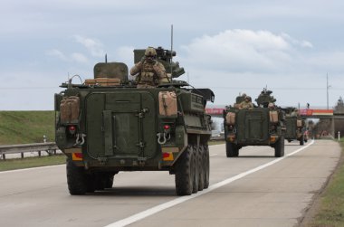 Strykers, tekerlekli zırhlı araçlar sürücü karayolu üzerinde .