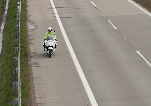 Poliziotto guida moto in autostrada nella giornata di sole — Foto Stock