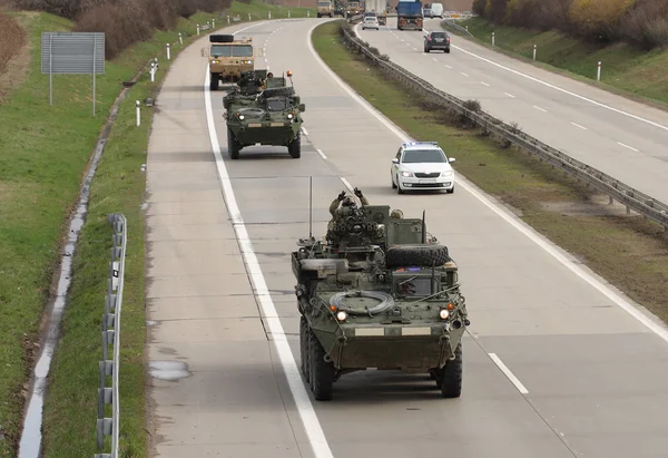 Strykers, pojazdów opancerzonych kołowych jazdy na autostradzie . — Zdjęcie stockowe