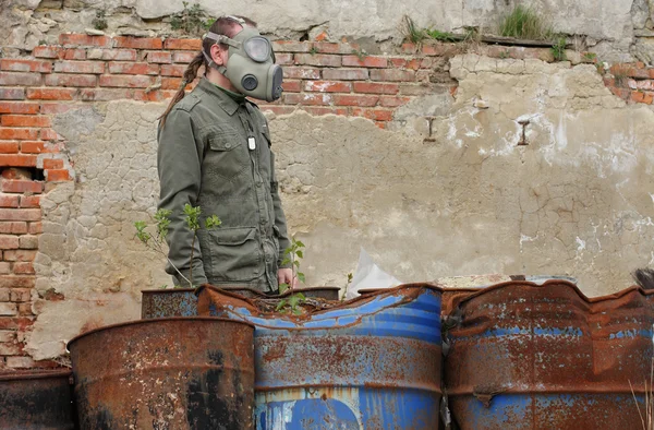 Homme avec masque à gaz et vêtements militaires verts après une catastrophe chimique . — Photo