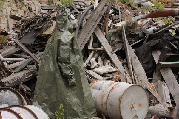 Hombre con máscara de gas y ropa militar verde después de desastre químico . —  Fotos de Stock