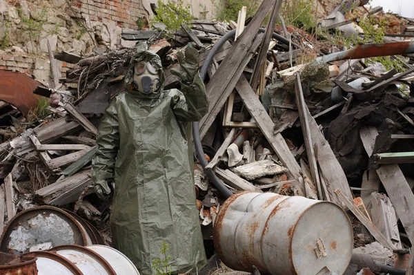 Homme avec masque à gaz et vêtements militaires verts après une catastrophe chimique . — Photo