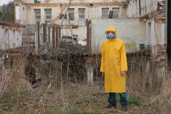 Adam ile koruyucu maske ve koruyucu giysiler araştırıyor tehlike alanı — Stok fotoğraf