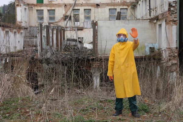 Adam ile koruyucu maske ve koruyucu giysiler araştırıyor tehlike alanı — Stok fotoğraf