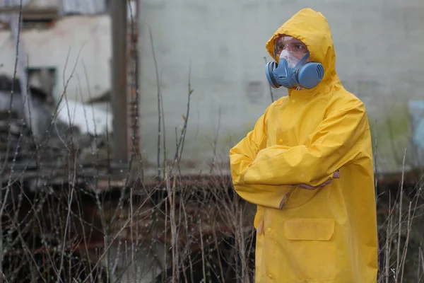 Adam ile koruyucu maske ve koruyucu giysiler araştırıyor tehlike alanı — Stok fotoğraf