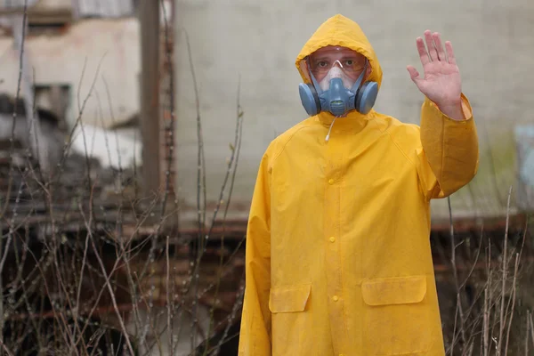 Adam ile koruyucu maske ve koruyucu giysiler araştırıyor tehlike alanı — Stok fotoğraf