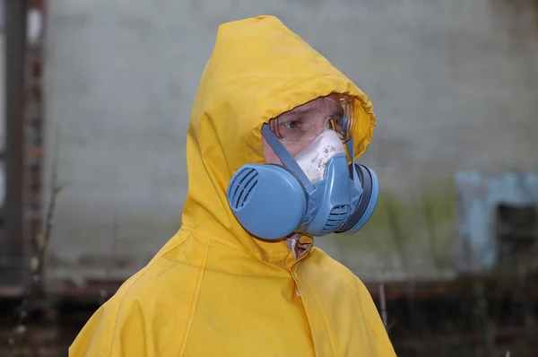 Homme avec masque de protection et vêtements de protection explore la zone de danger — Photo