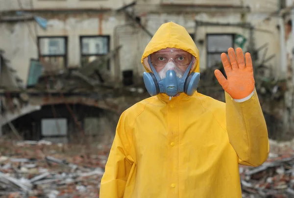 Adam ile koruyucu maske ve koruyucu giysiler araştırıyor tehlike alanı — Stok fotoğraf