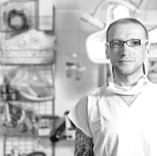 Portrait of  male nurse ICU  with tattoo and dreadlocks. — Stock Photo, Image