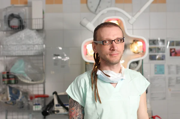 Portrait of  male nurse ICU  with tattoo and dreadlocks. — Stock Photo, Image