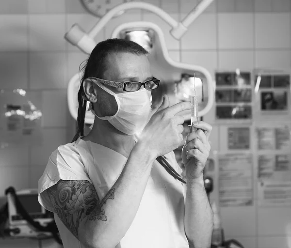 Porträt eines Krankenpflegers mit Tätowierung und Dreadlocks. — Stockfoto