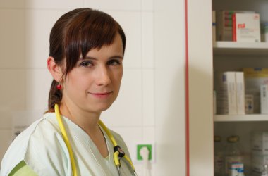 Portre yeşil üniformalı kadın hemşire yoğun bakımda.