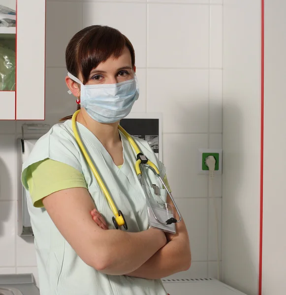 Портрет медсестры в зеленой форме с защитной ма — стоковое фото