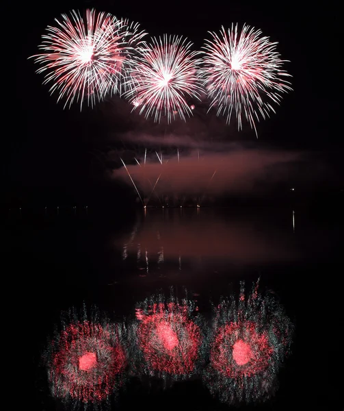 Fuegos artificiales coloridos con reflexión sobre el lago . — Foto de Stock