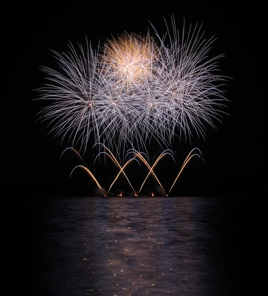 Красочные фейерверки с отражением на озере . — стоковое фото