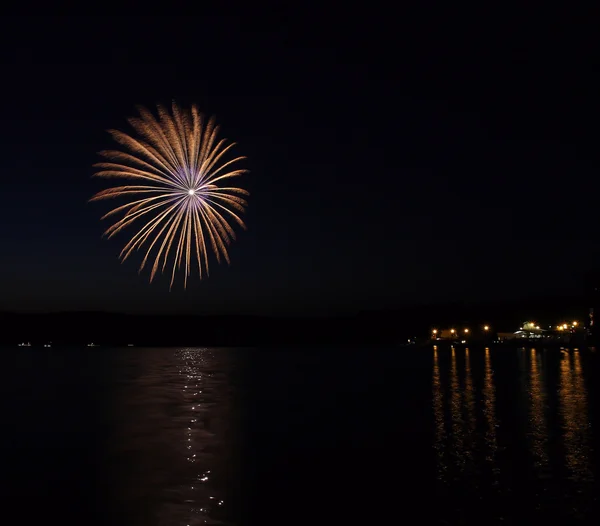 Farbenfrohes Feuerwerk mit Spiegelung am See. — Stockfoto