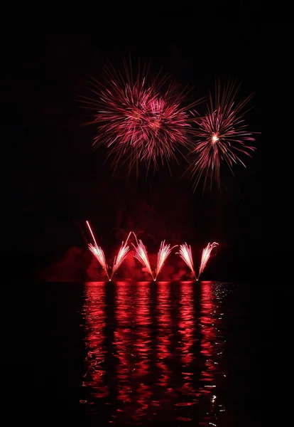 Farbenfrohes Feuerwerk mit Spiegelung am See. — Stockfoto