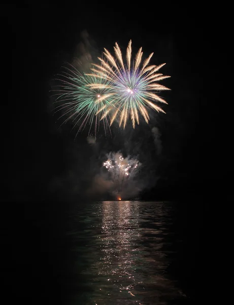 Feux d'artifice colorés avec réflexion sur le lac . — Photo