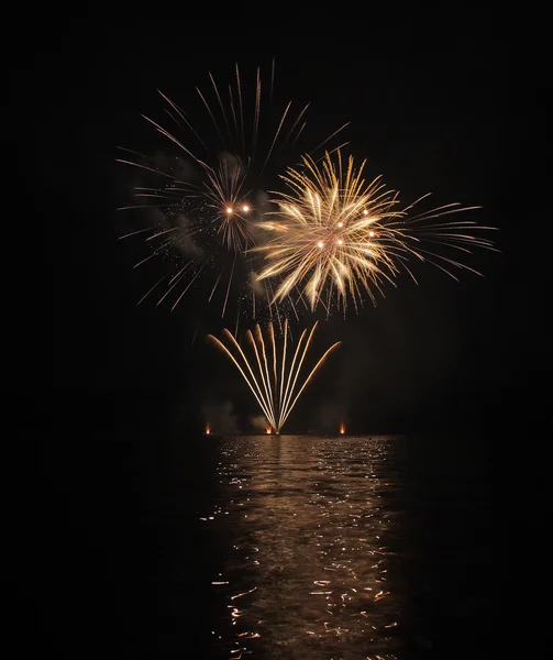 Fogos de artifício coloridos com reflexão no lago . — Fotografia de Stock