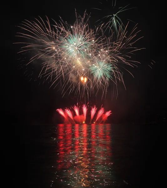 Colorful fireworks with reflection on lake. — Stock Photo, Image