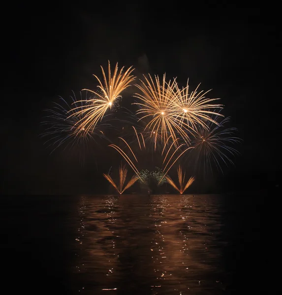 Fogos de artifício coloridos com reflexão no lago . — Fotografia de Stock