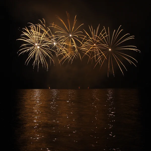 Feux d'artifice colorés avec réflexion sur le lac . — Photo