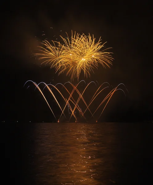 Farbenfrohes Feuerwerk mit Spiegelung am See. — Stockfoto