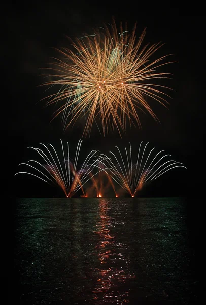 Feux d'artifice colorés avec réflexion sur le lac . — Photo