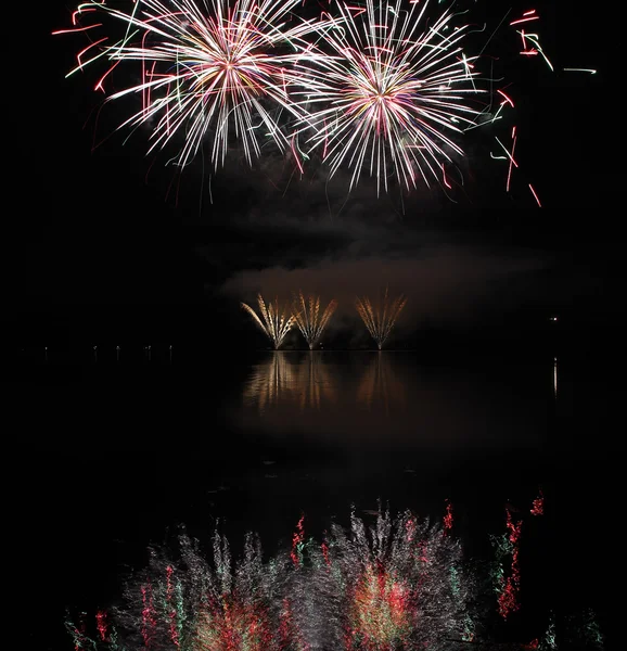 Feux d'artifice colorés avec réflexion sur le lac . — Photo