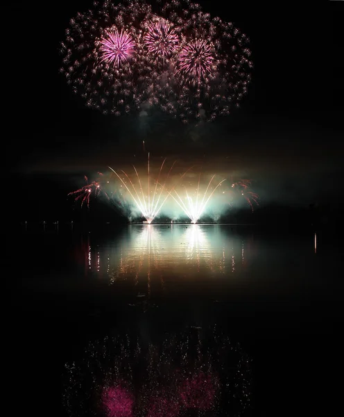 Fuegos artificiales coloridos con reflexión sobre el lago . — Foto de Stock