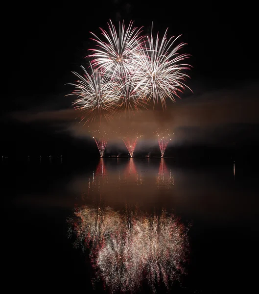 Farbenfrohes Feuerwerk mit Spiegelung am See. — Stockfoto