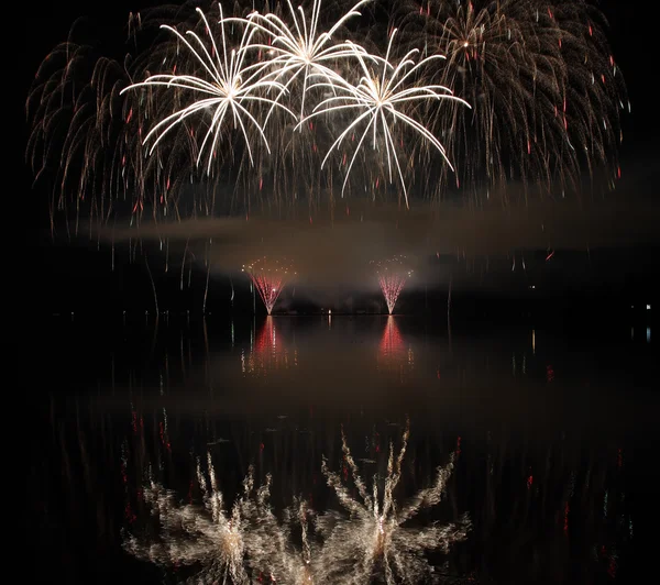 Színes tűzijáték tükörképe a tó. — Stock Fotó