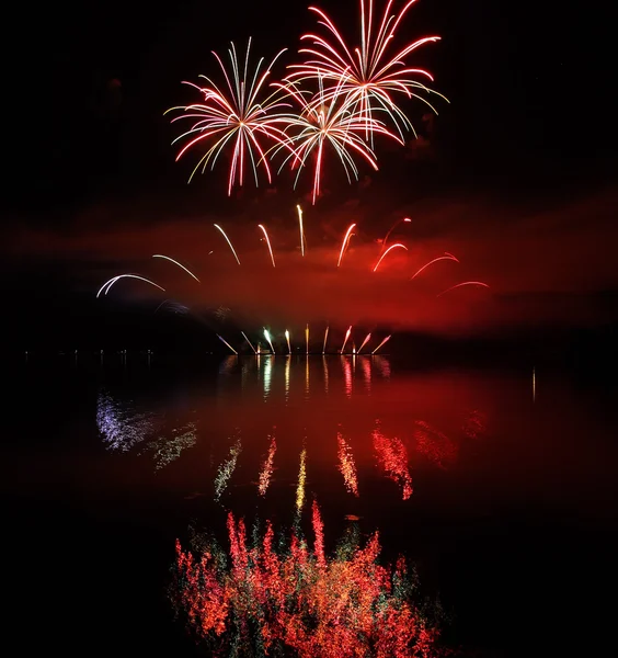 Feux d'artifice colorés avec réflexion sur le lac . — Photo