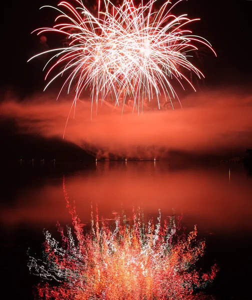 Fogos de artifício coloridos com reflexão no lago . — Fotografia de Stock