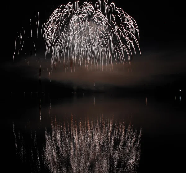 Fuegos artificiales coloridos con reflexión sobre el lago . — Foto de Stock