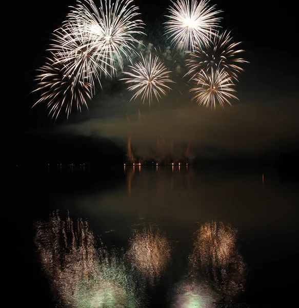 Fogos de artifício coloridos com reflexão no lago . — Fotografia de Stock