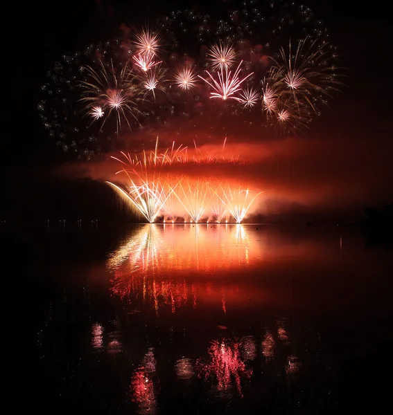 Feux d'artifice colorés avec réflexion sur le lac . — Photo