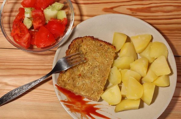 Budín de calabacín y coliflor con patatas y pepino de tomate —  Fotos de Stock