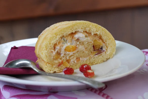 Jelly roll with peaches and cottage cheese decorated wild strawb — Stock Photo, Image