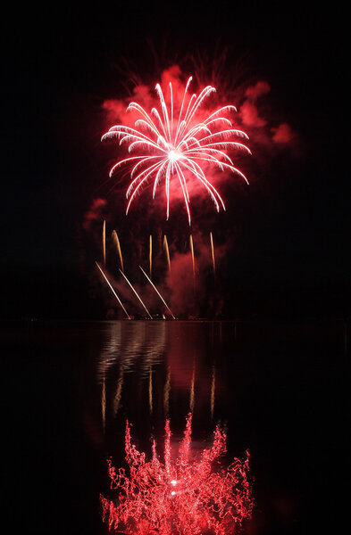Красочные фейерверки с отражением на озере
.