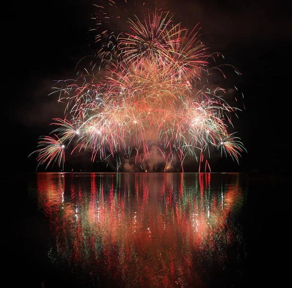 Fuegos artificiales coloridos con reflexión sobre el lago . — Foto de Stock