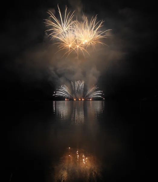 호수에 반사와 화려한 불꽃놀이. — 스톡 사진